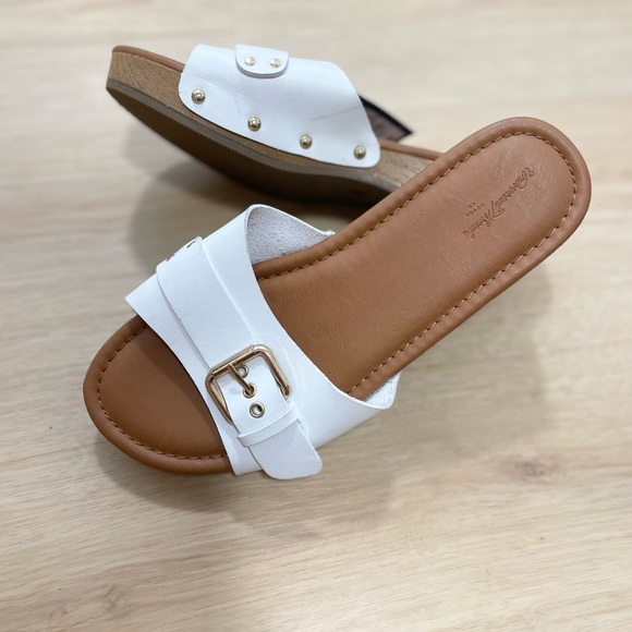 Universal Thread white faux-leather sandals with buckle detail size 7.5 - Picture 1 of 6
